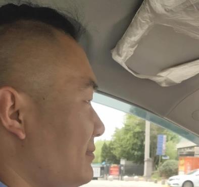 为了要回上一个乘客遗落的手机 西安的哥与乘客“杠”上了
