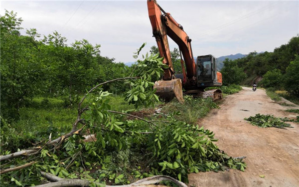 商洛万吨油库道路改建项目开建 征地没谈妥挖掘机进地毁庄稼