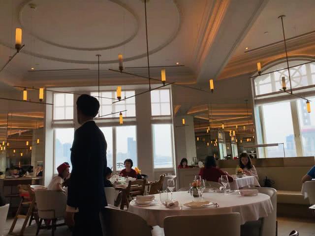 baby带儿子与婆婆一起吃饭被偶遇 黄晓明未露面