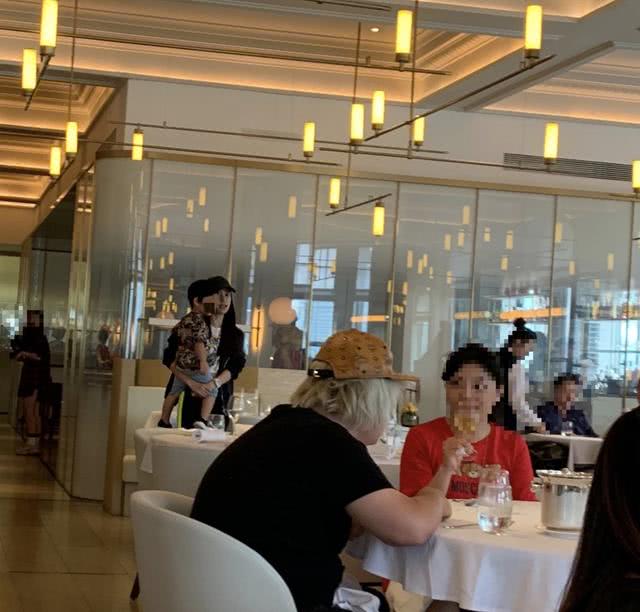 baby带儿子与婆婆一起吃饭被偶遇 黄晓明未露面