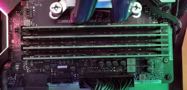 全球第二！单条32GB DDR4内存震撼亮相 