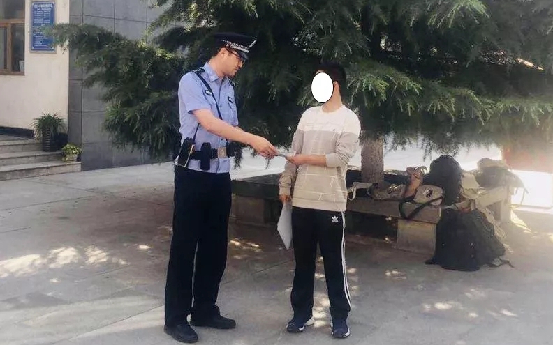 粗心考生将准考证丢失 长安区民警捡到多方联系将其归还