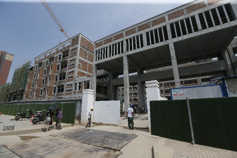 航天城第一小学新校区还在建设 家长担心9月搬过去安全吗？