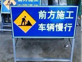 商鞅大道施工警示牌不全 害的行人多走路