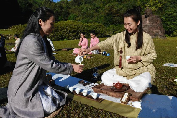山之巅,捧杯沏茶,眼里是美景,口里是香茗,与二三好友享一段慢生活