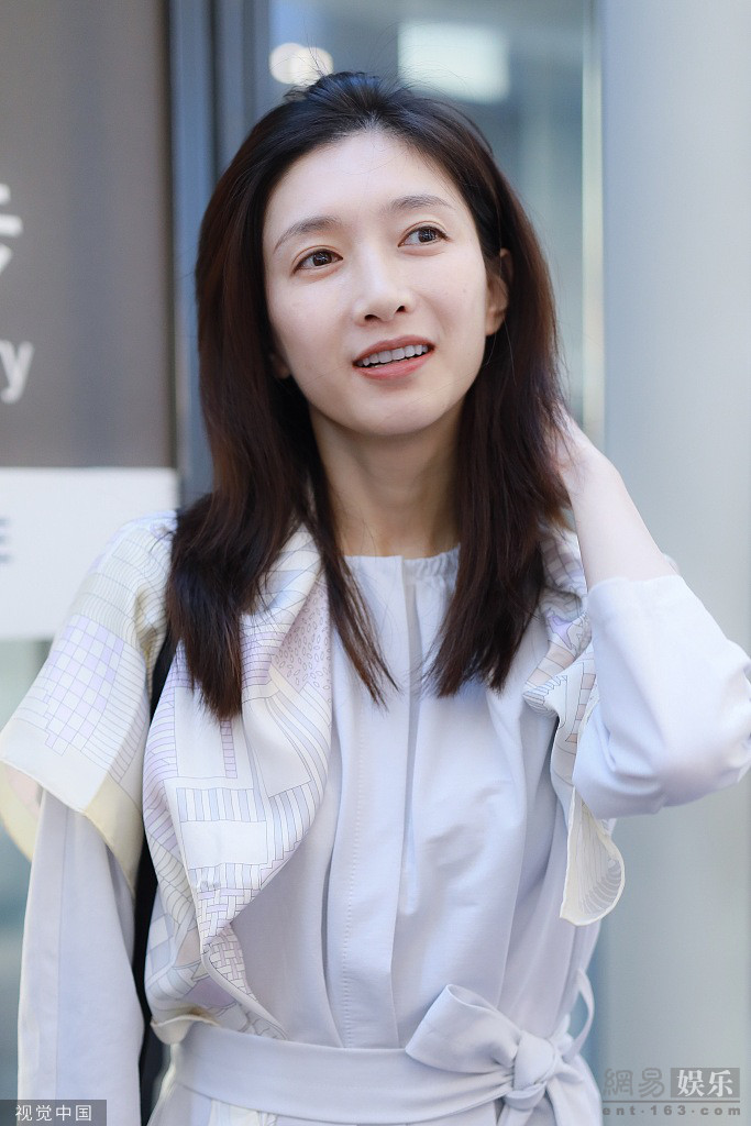 江疏影不惧素颜大胆撩发 甜笑卖萌秀亲和力