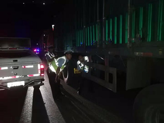 府谷一大货车撞死人后逃逸 司机承认边开车边玩微信