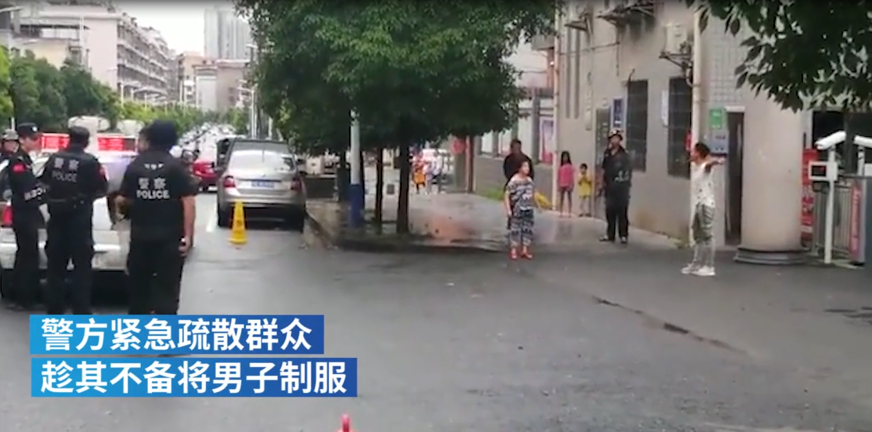 视频|湖南一啃老男讨女友欢心 要钱被拒追砍父亲