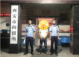 西安男子违停强烈反抗交警贴条 将罚单扔地上推搡民警被拘留