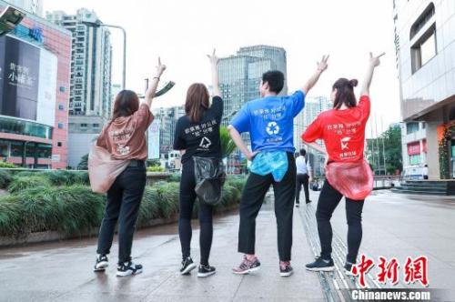 资料图：2019年6月， 青年志愿者们在上海参加“环保跑拾活动”，身体力行宣传垃圾分类知识。 申海 摄