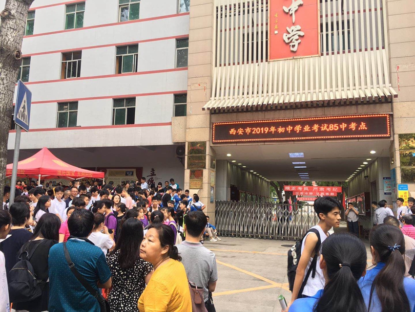 今明西安八万余人参加中考 初二学生昨参加新改革科目考试