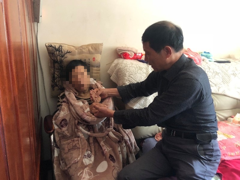 西安老人精心照顾患病妻子16年：交给任何人我都不放心