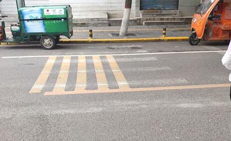 南二环铁一局医院公交站旁斑马线“磨没了” 市民希望划新线