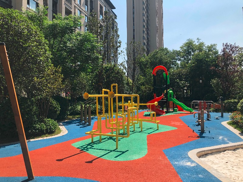 西安西派国际小区儿童游乐场味道刺鼻 业主怀疑跑道有“毒”