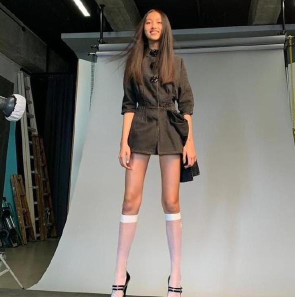 华商头条|任达华女儿晒花絮照 逆天长腿让人惊叹