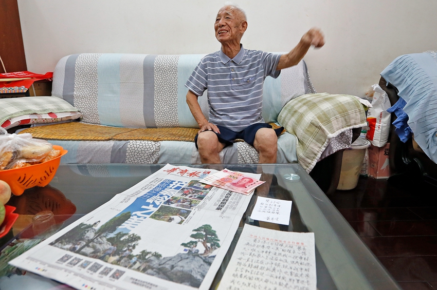 保护大秦岭 垃圾换礼品 西安92岁老翁捐出500元买礼品