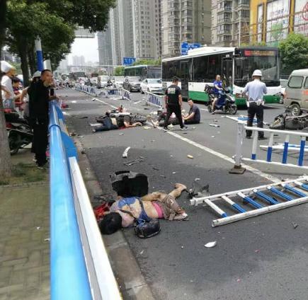 常州奔驰车撞伤多名电动车主 肇事者系汽修厂员工