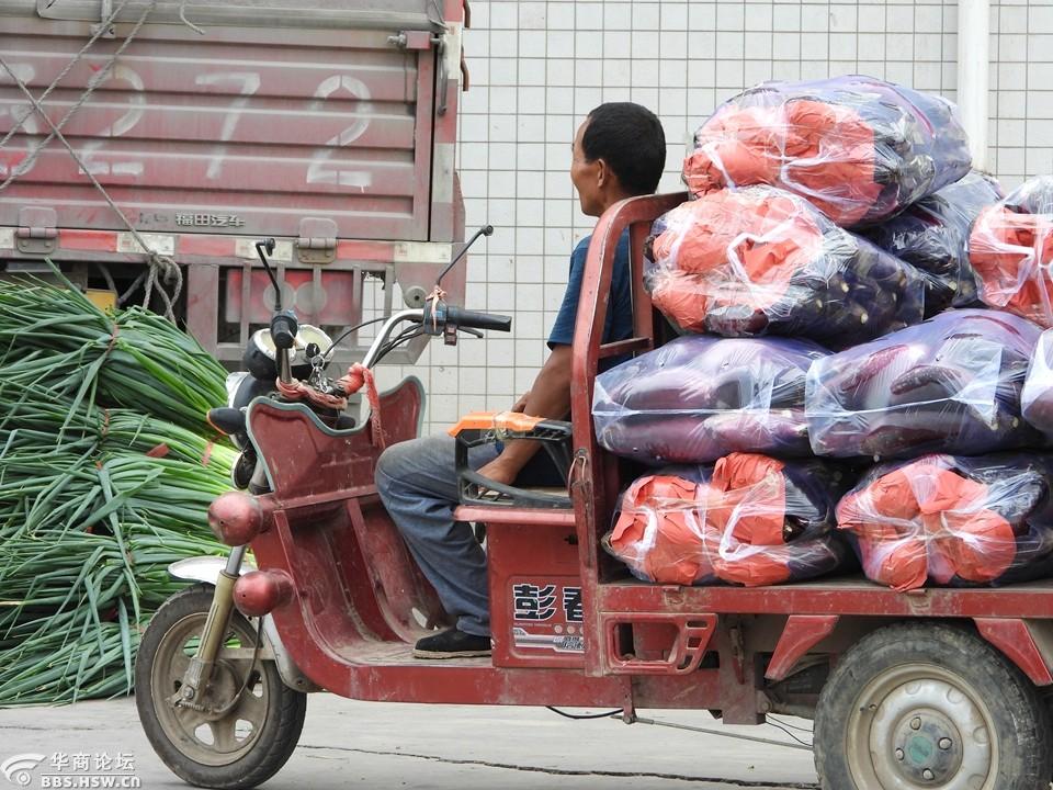 蔬菜市场里等待装车的菜农!