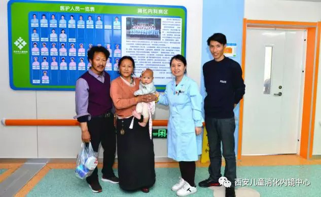 玉树小宝宝反复呕吐2月西安求医病愈 父母感激送上哈达