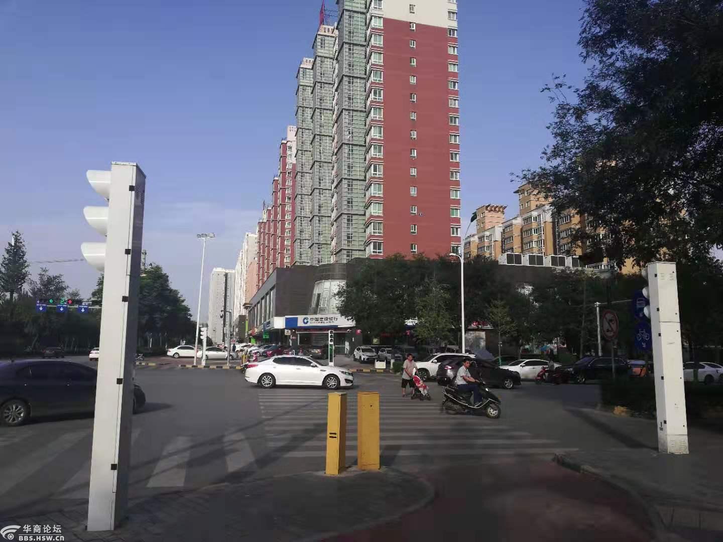 咸阳文林路红绿灯不亮车辆随意放摩托单车逆行横冲直撞