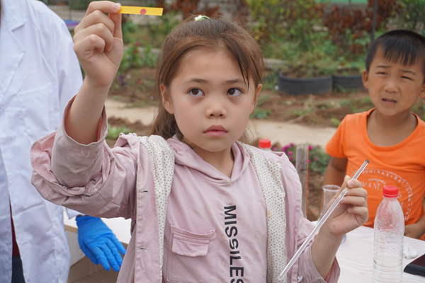 孩子们拿着PH试纸近距离感受化学的奇妙与魅力.JPG