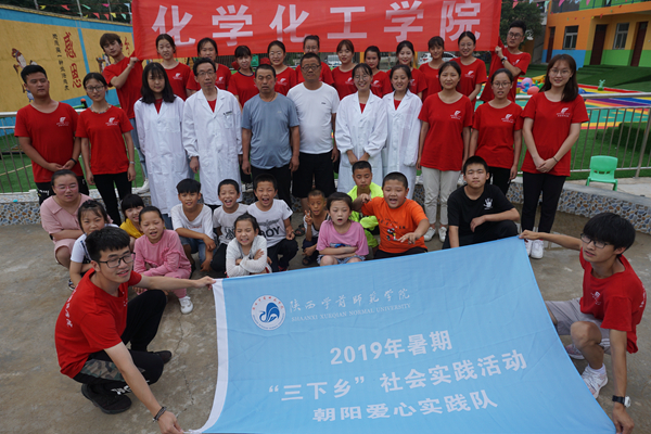 专业老师指导队员完成实验后与孩子们亲切合影.JPG