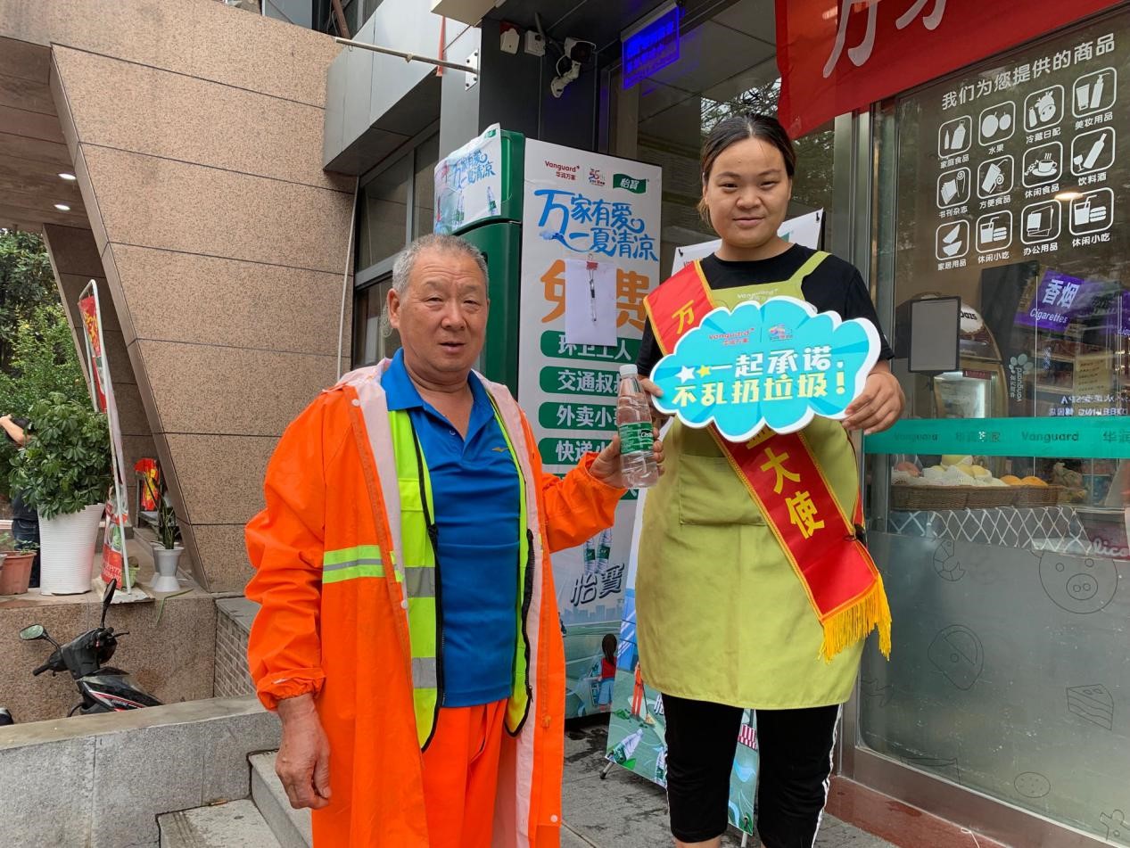 34℃高温的西安街头 一个无人看管的冰柜出现了这一幕