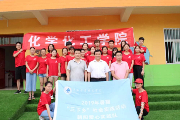 学校领导来实践地点看望队员们.jpg