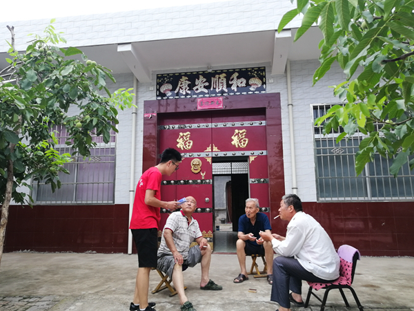 队员们走进村民家中实地走访宣传“水的知识”.jpg