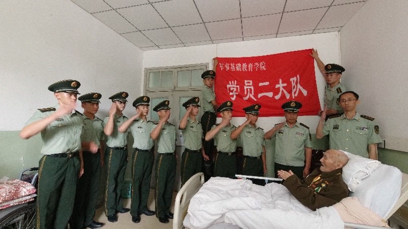 武警工程大学学员病床前给百岁抗战老兵唱军歌 感动人心