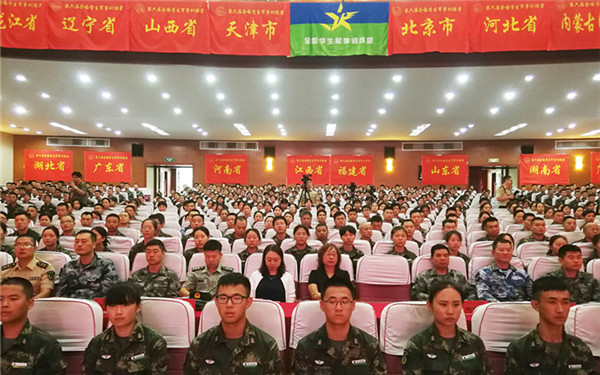 轻武器射击核生化防护 508名大中学生西安接受军营洗礼