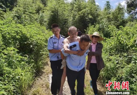 患老年痴呆的92岁老人：忘了一切还记着亡妻墓地