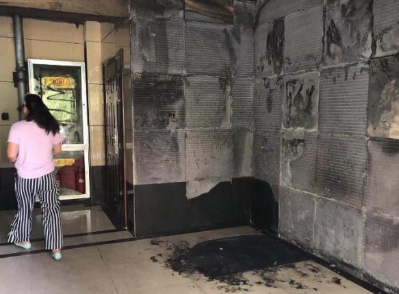美寓华庭小区门厅里电动车起火引燃多辆车 物业多次劝导无用