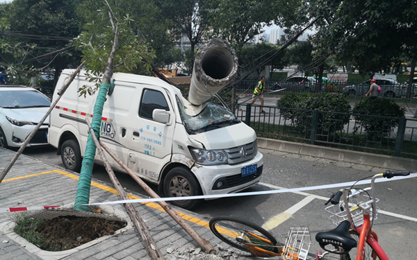 西安华清东路货车行驶中挂到光缆 电杆倒下砸中路边两辆车