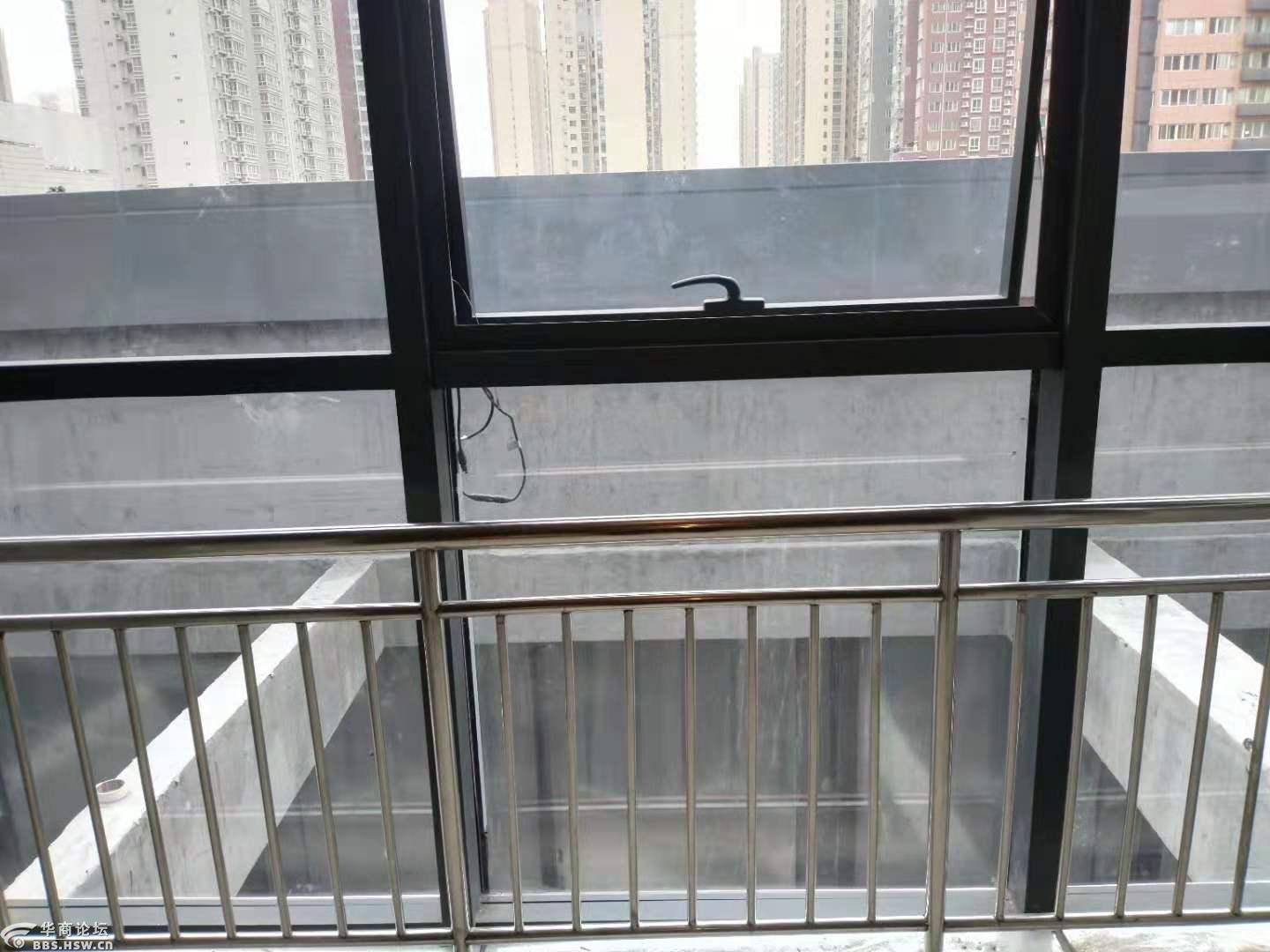 公寓交房发现阳台窗户被外立面挡住一大半高度