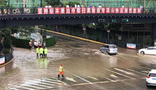 凌晨大雨长安区绿园十字被淹 网友戏称：来长安区看海