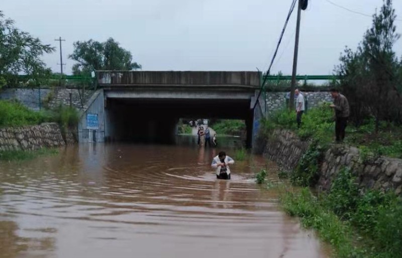 蓝田一涵洞没有水位标线被暴雨淹没 载6人面包车开了进去