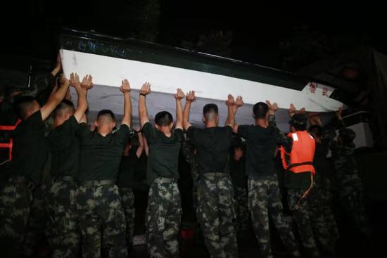 武警金华支队跨区200公里紧急驰援 武警提供