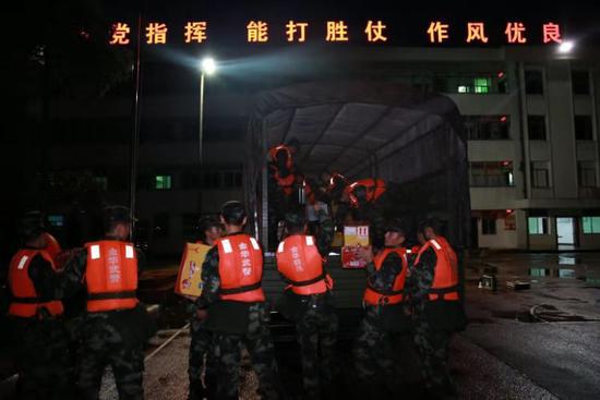 武警金华支队跨区200公里紧急驰援 武警提供