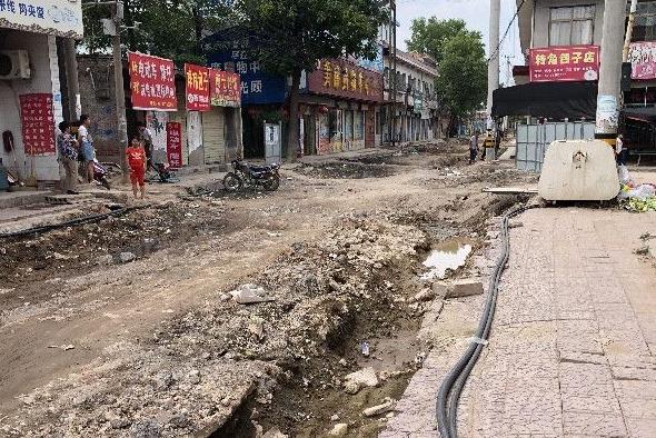 临潼何寨街马北路一个月还未修好 街办：赔偿完后重启施工