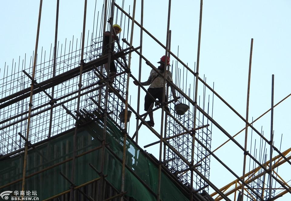 工人师傅冒着高温在高空干活!