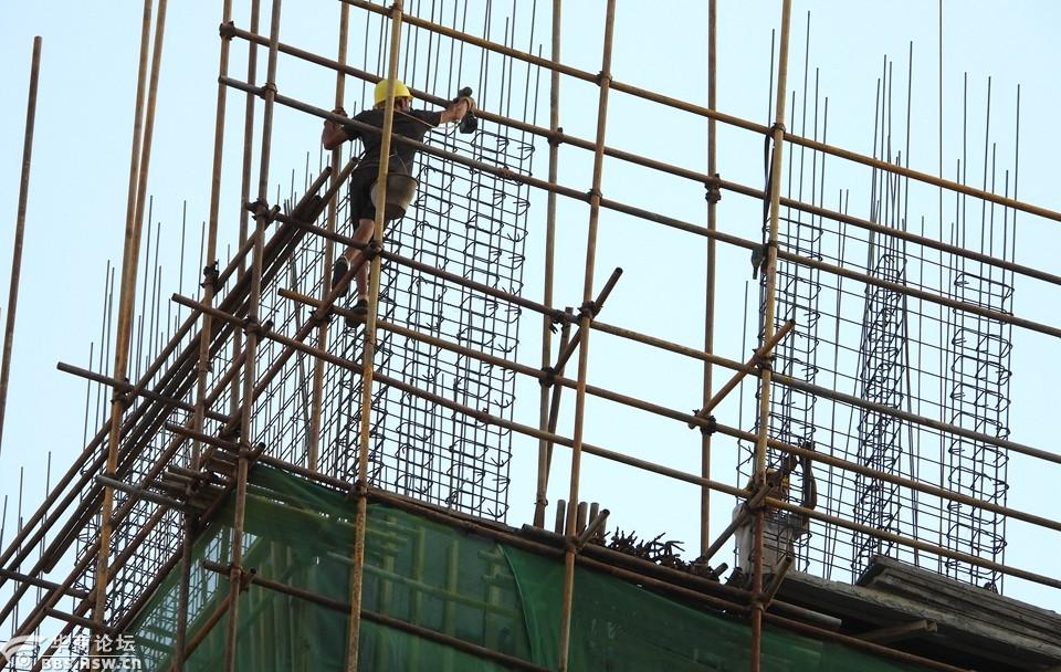 工人师傅冒着高温在高空干活!