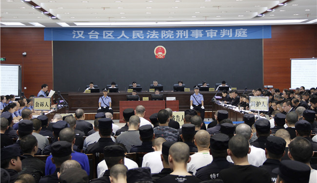 开设赌场牟利 长期放高利贷 汉中余彦新等人涉黑受审