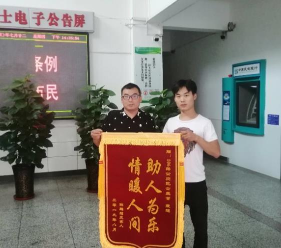 女子枣园西路路边生产丈夫吓懵  西安公交人出手相助