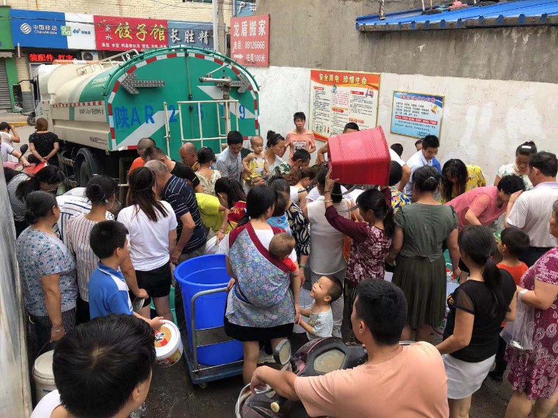 西安东方商城小区自备水井塌陷  2000多人吃水成问题