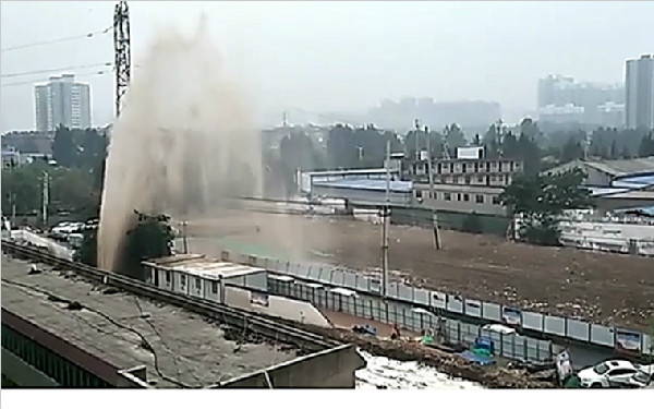 西安阿房四路一在建工地自来水管破裂 水喷十几米高