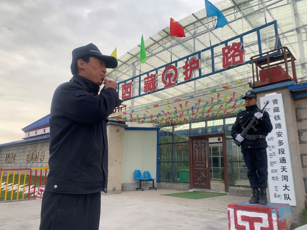 早上七点，起床哨声吹响，一天的训练、巡逻等工作便开始了。人民网 宋晨 摄