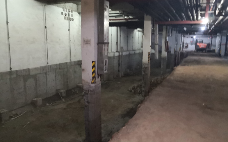 金茂紫庭3号楼地下车库挖2米多深坑 安全问题引业主质疑