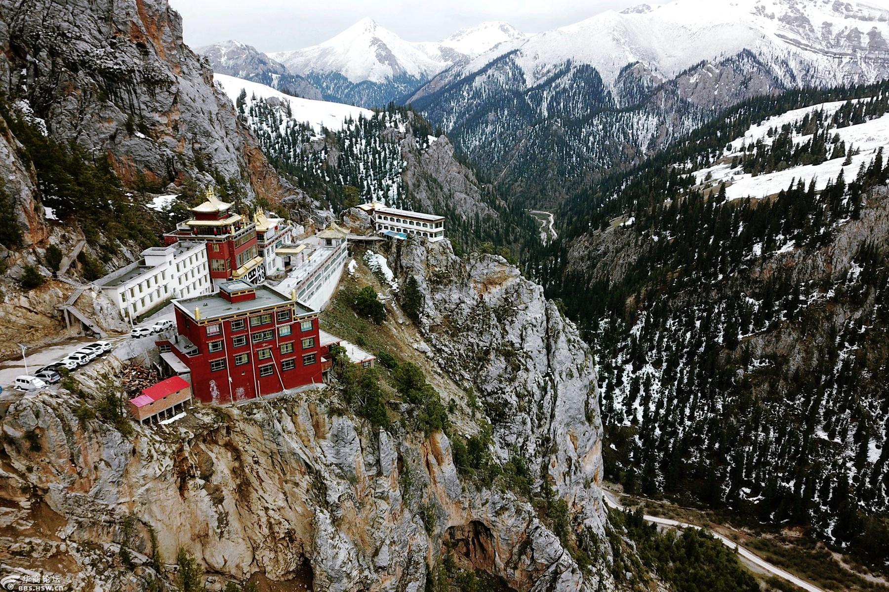 青海尕尔寺悬在崖壁上的古老寺院