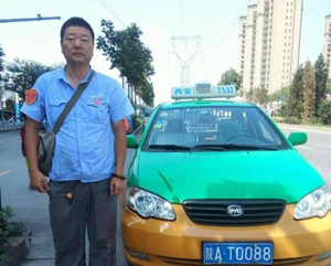 小伙头部受伤流血不止 西安一好心的哥连闯红灯急送医